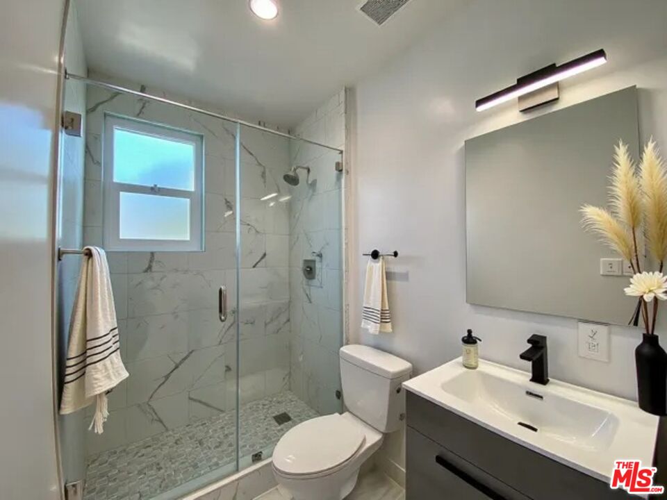 11700 Dorothy Street, Unit 2 Los Angeles, CA 90049 - Photo 7 of 31 a bathroom with a sink toilet and shower