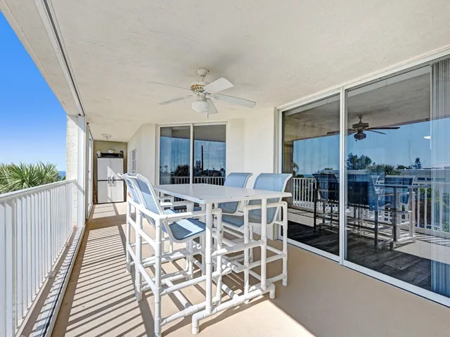 a picture of wall with a white wall