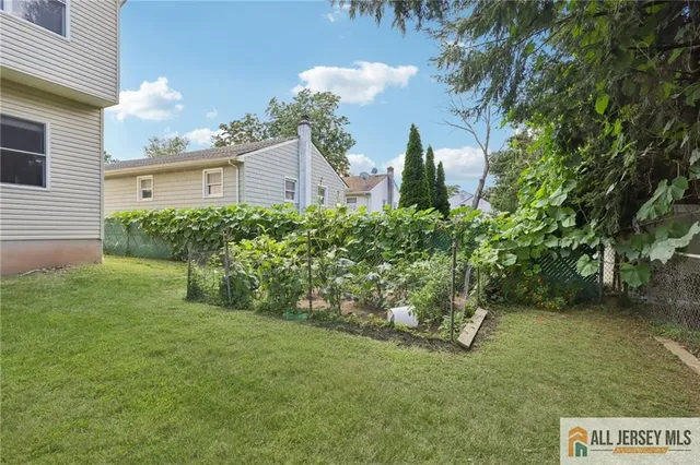 a view of a yard in front of house