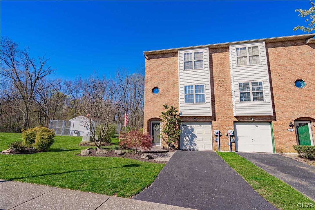 228 Ridgeview Drive Alburtis, PA 18011 - Photo 2 of 39 Gallery Image 2