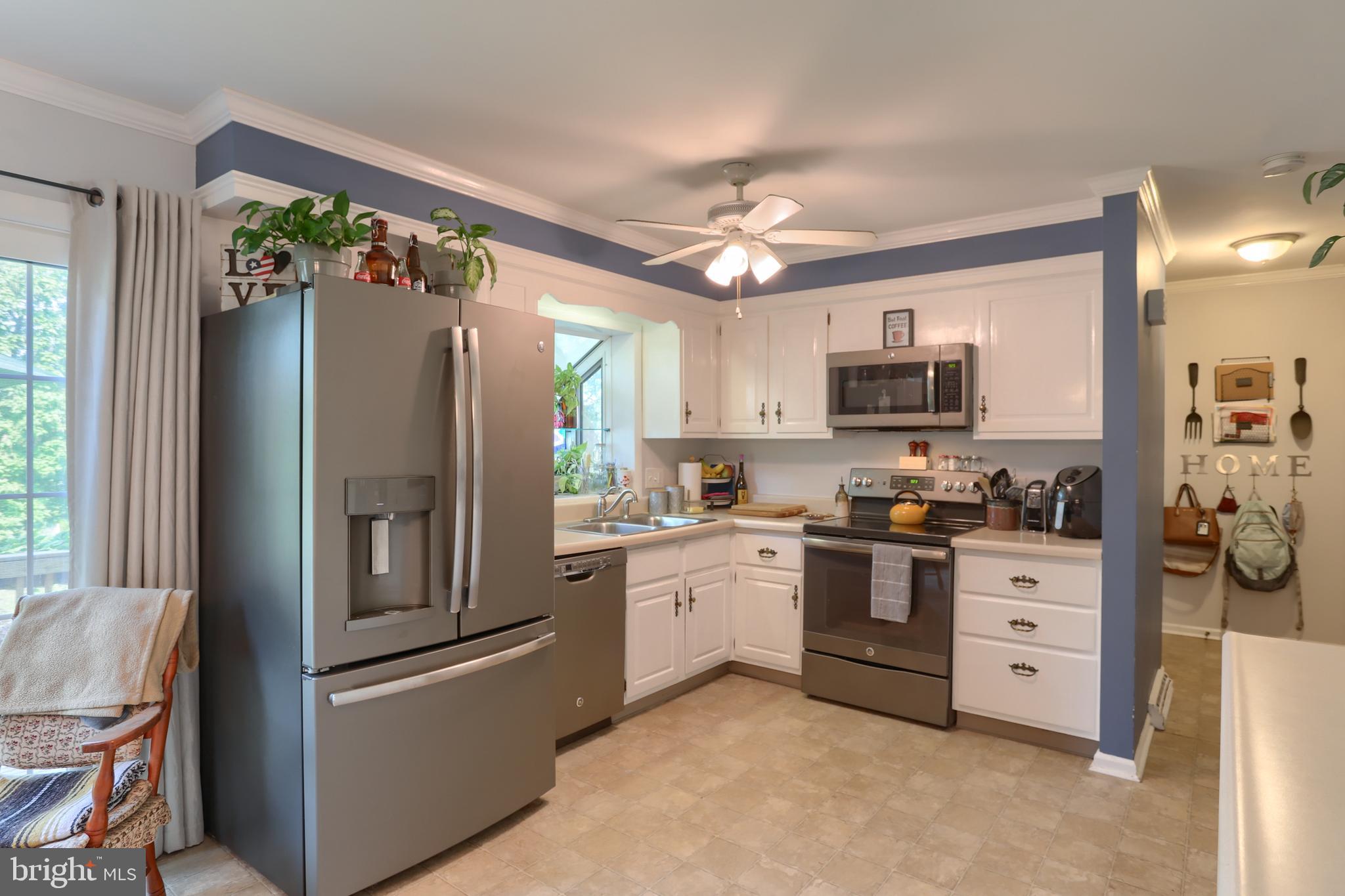 406 Calyn Drive Reading, PA 19607 - Photo 9 of 40 Kitchen -- all appliances stay (only 4 years old)