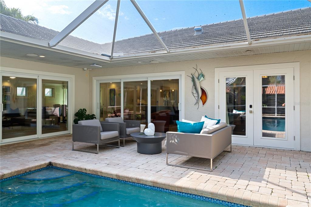 606 Owl Way Sarasota, FL 34236 - Photo 29 of 35 a living room with furniture and a potted plant