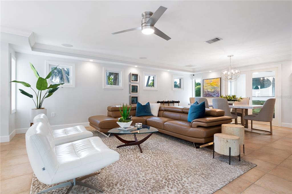 606 Owl Way Sarasota, FL 34236 - Photo 5 of 35 a living room with furniture and a potted plant