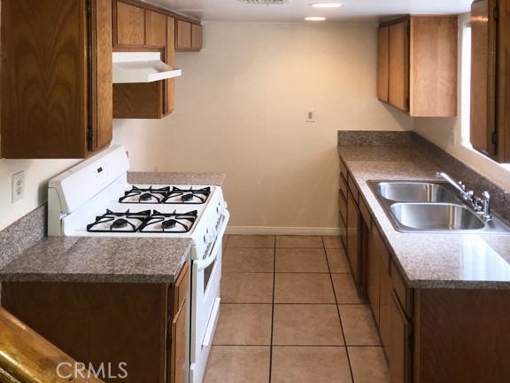 14112 Delano Street Van Nuys, CA 91401 - Photo 19 of 27 Kitchen with gas stove