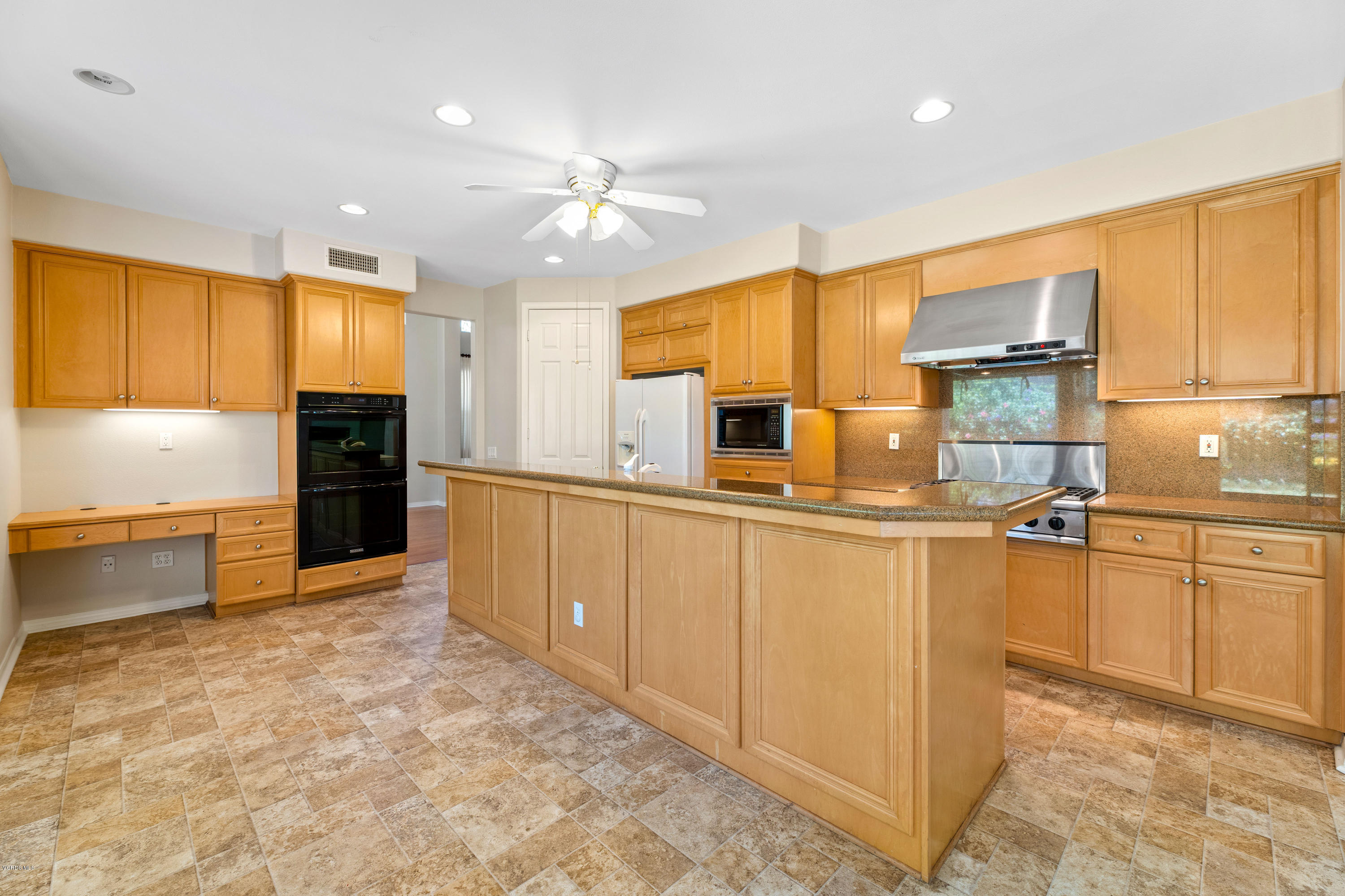 4591 Bluewood Court Moorpark, CA 93021 - Photo 22 of 43 a kitchen with stainless steel appliances granite countertop a refrigerator a stove and a sink with granite countertops