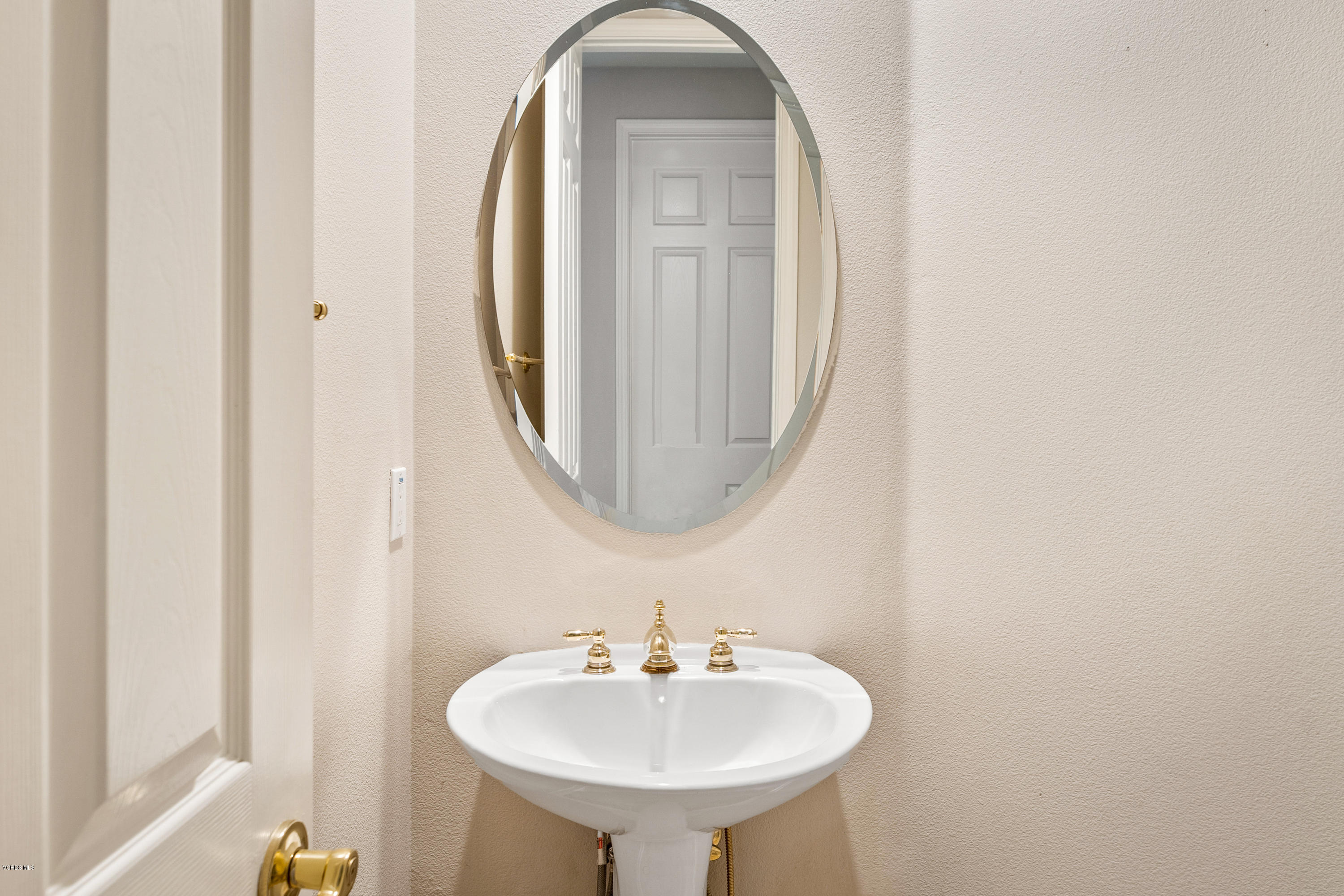 4591 Bluewood Court Moorpark, CA 93021 - Photo 32 of 43 a bathroom with a sink and a mirror