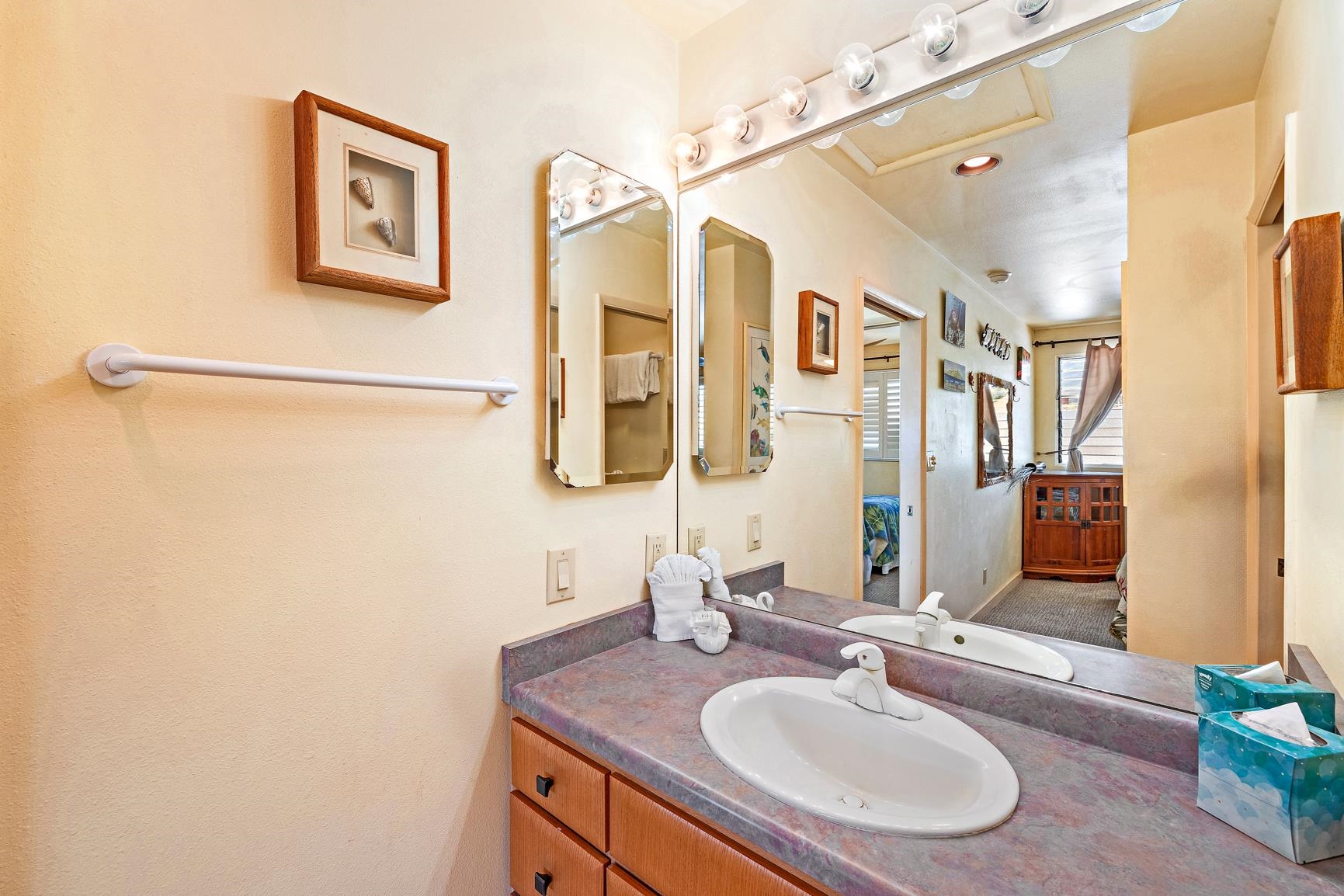 3559 Lower Honoapiilani Road, Unit 5G Lahaina, HI 96761 - Photo 22 of 42 a bathroom with a sink and a mirror