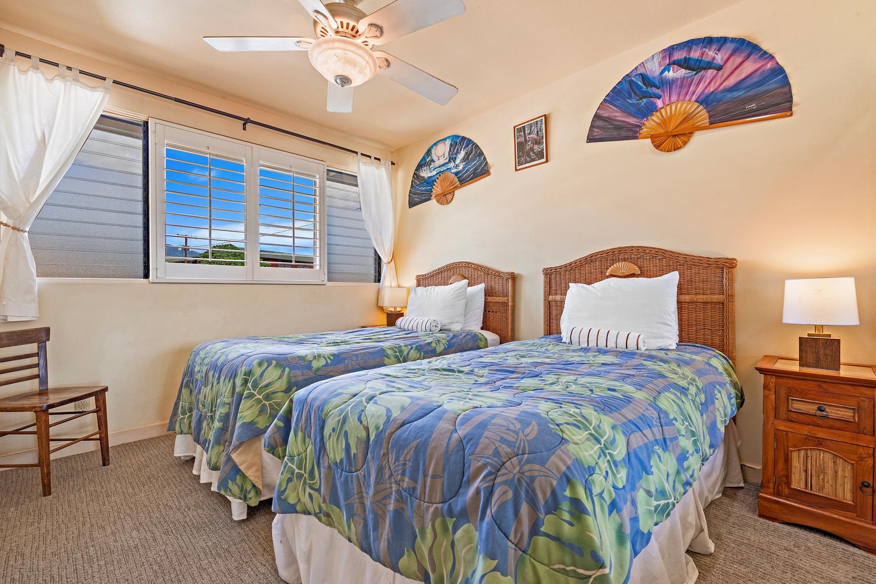 3559 Lower Honoapiilani Road, Unit 5G Lahaina, HI 96761 - Photo 27 of 42 a bedroom with a bed and a chandelier