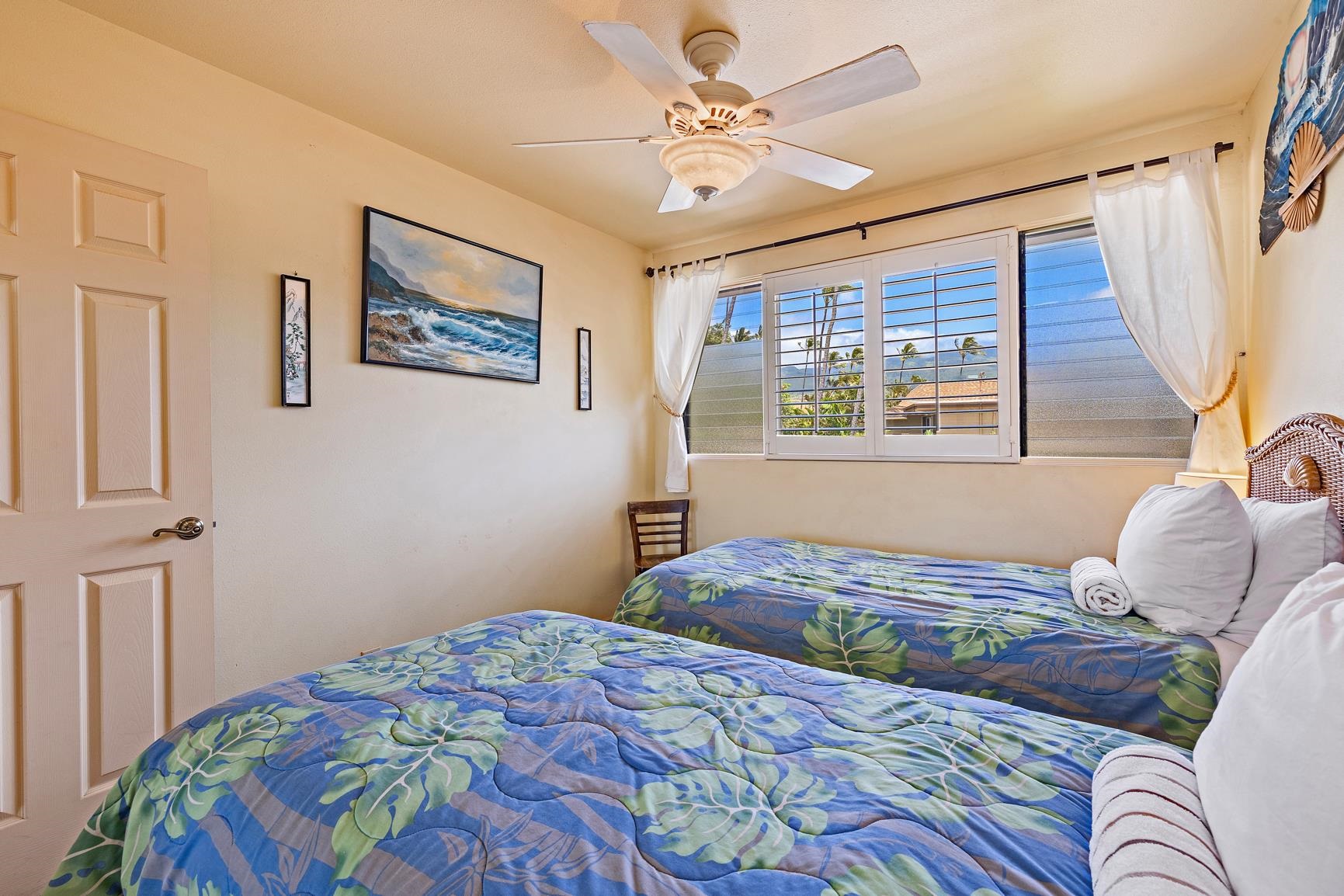 3559 Lower Honoapiilani Road, Unit 5G Lahaina, HI 96761 - Photo 28 of 42 a bedroom with a large bed and a window