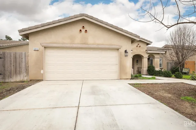 a view of garage and yard