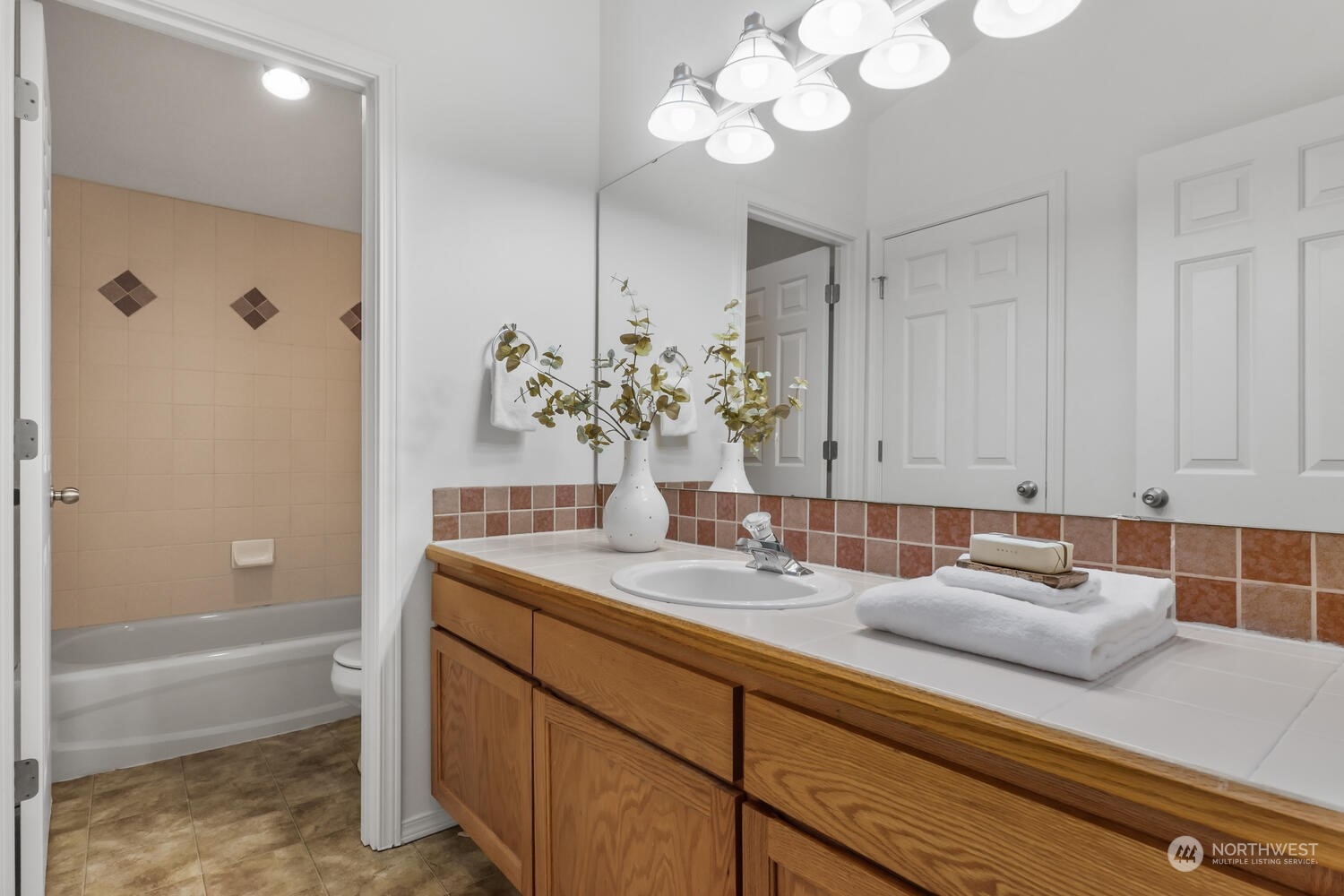 8526 Midvale Avenue North, Unit B Seattle, WA 98103 - Photo 22 of 26 Gallery Image 22