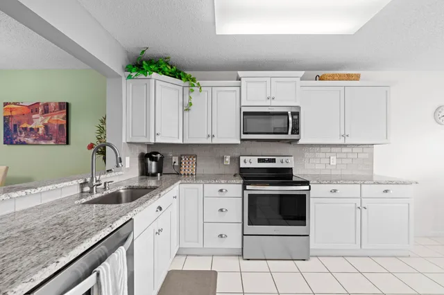 $189,900 | 4735 Lucerne Lakes Boulevard East, Unit 402, Lake Worth, FL 33467