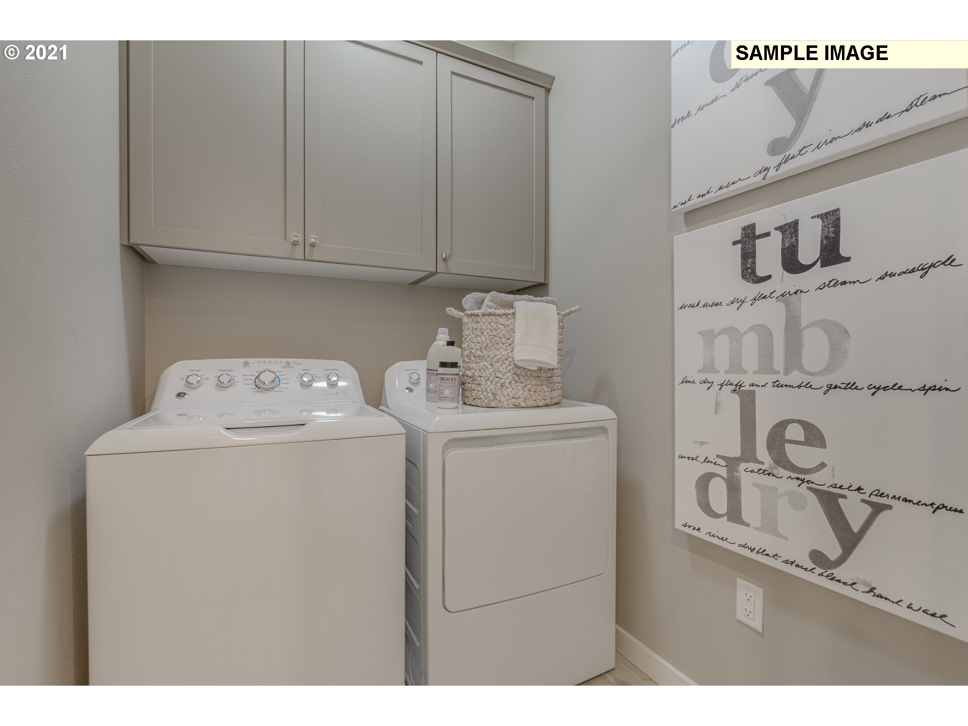 3111 North Mccanta Way Ridgefield, WA 98642 - Photo 8 of 12 a utility room with dryer and washer