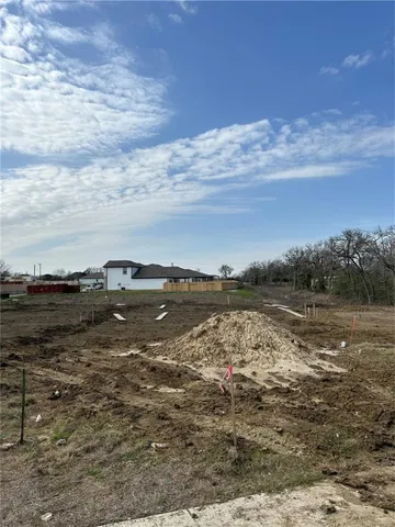 a sign that is sitting in the middle of a field