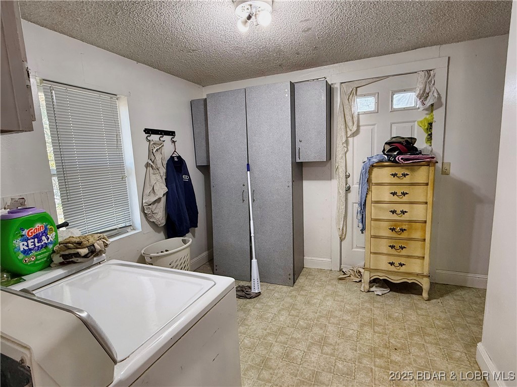 2360 Highway 17 Iberia, MO 65486 - Photo 19 of 23 Laundry room