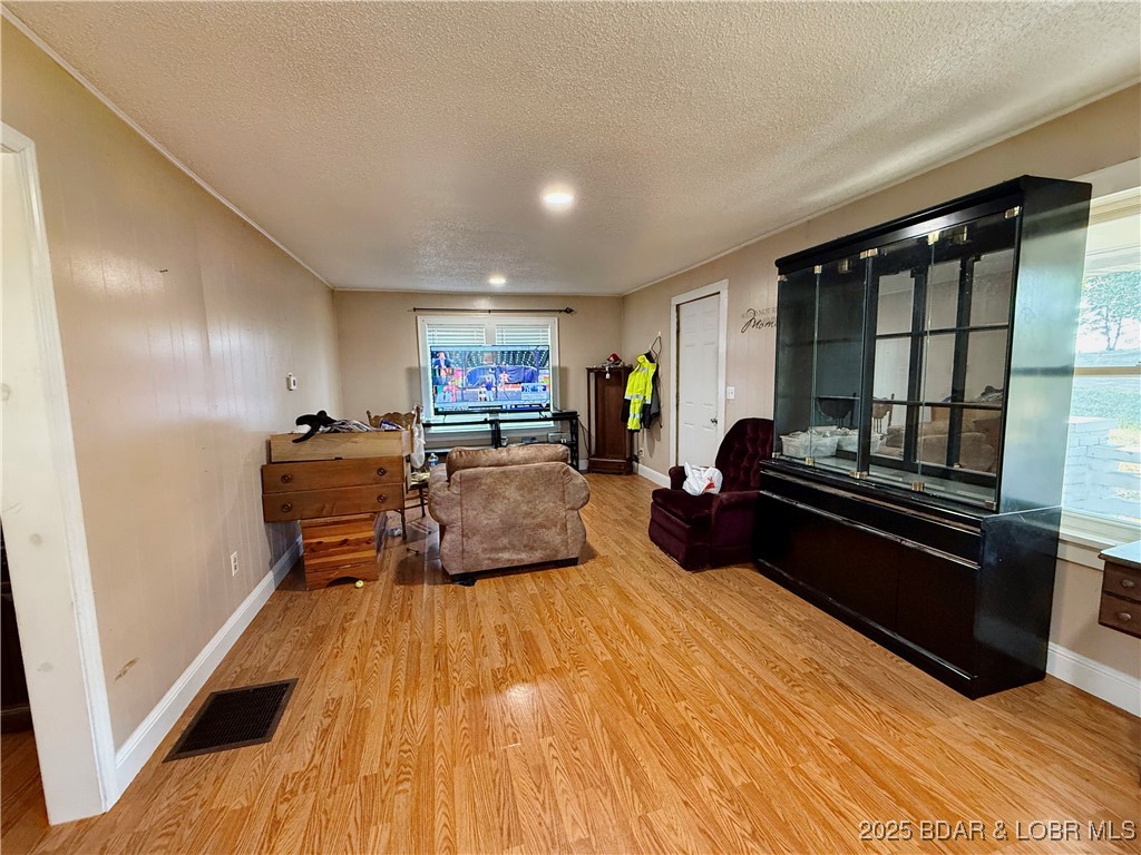 2360 Highway 17 Iberia, MO 65486 - Photo 4 of 23 Living Room
