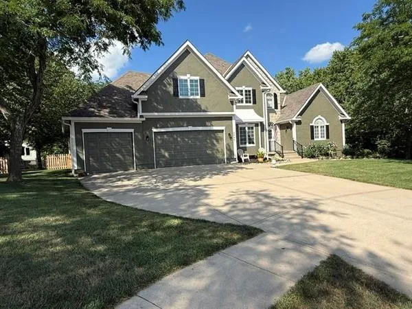 $675,000 | 2400 Southwest Winteroak Court, Lee's Summit, MO 64081