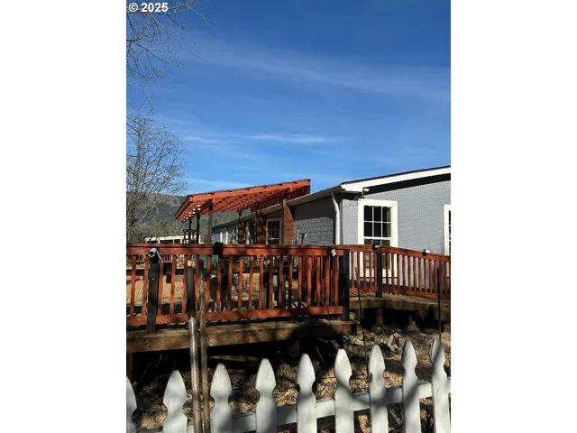$270,000 | 424 Aker Drive, Myrtle Creek, OR 97457
