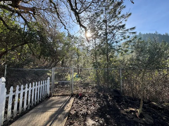 $270,000 | 424 Aker Drive, Myrtle Creek, OR 97457