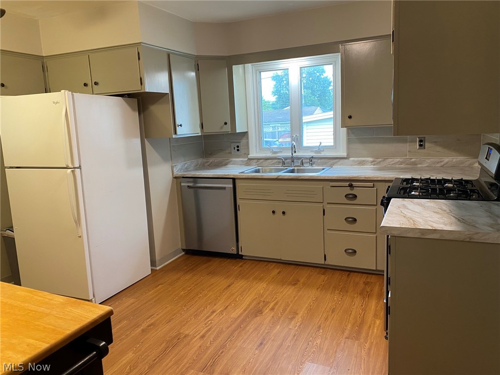 1641 Roselawn Road Cleveland, OH 44124 - Photo 7 of 29 Gallery Image 7