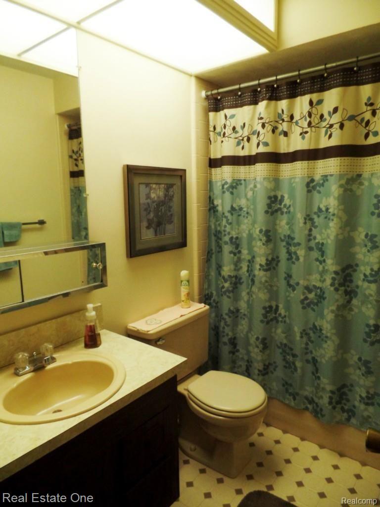 2398 Colorado Avenue Rochester, MI 48309 - Photo 12 of 19 bath.jpg