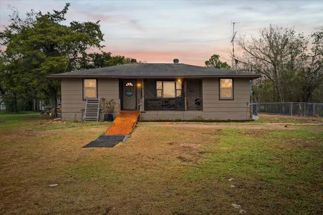 a view of a house with a yard