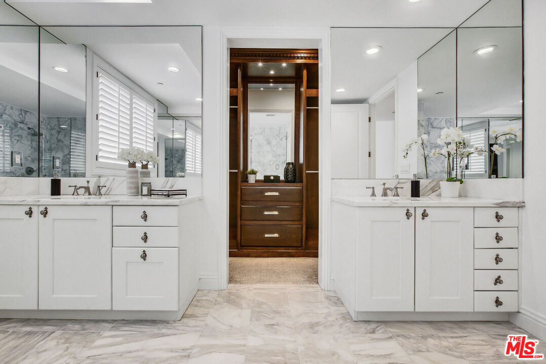 261 South Reeves Drive, Unit 201 Beverly Hills, CA 90212 - Photo 11 of 21