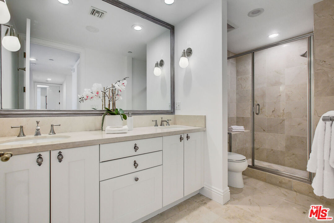 261 South Reeves Drive, Unit 201 Beverly Hills, CA 90212 - Photo 13 of 21
