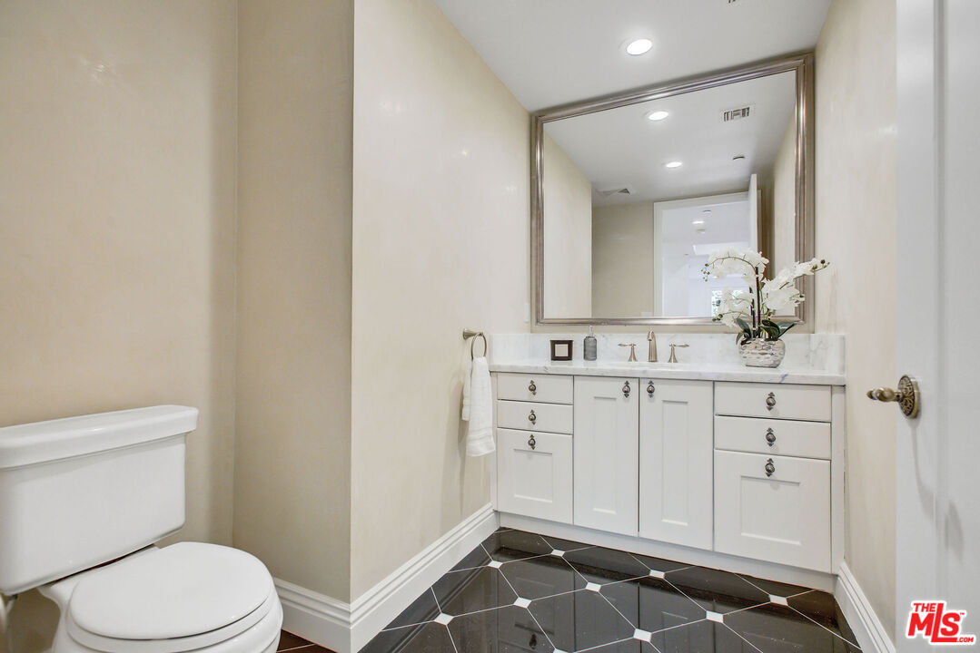 261 South Reeves Drive, Unit 201 Beverly Hills, CA 90212 - Photo 15 of 21