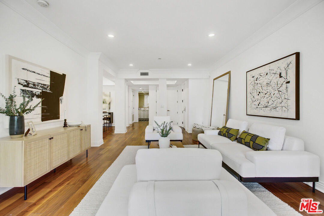 261 South Reeves Drive, Unit 201 Beverly Hills, CA 90212 - Photo 2 of 21