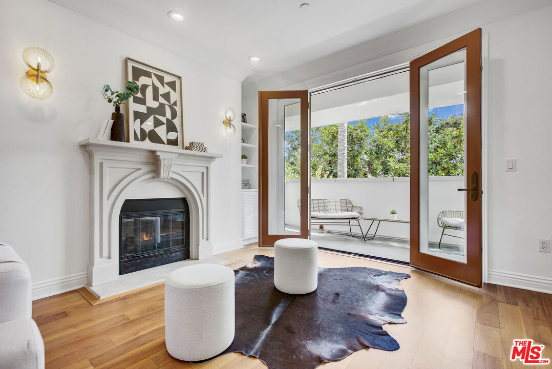 261 South Reeves Drive, Unit 201 Beverly Hills, CA 90212 - Photo 3 of 21
