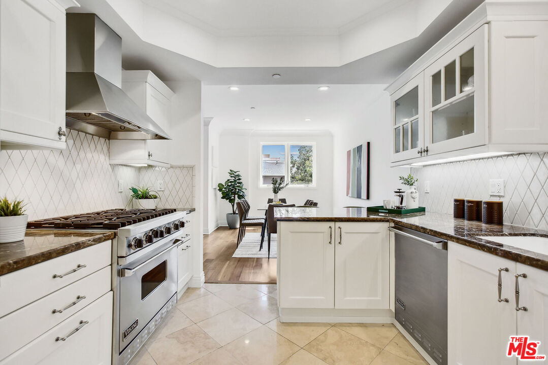 261 South Reeves Drive, Unit 201 Beverly Hills, CA 90212 - Photo 6 of 21