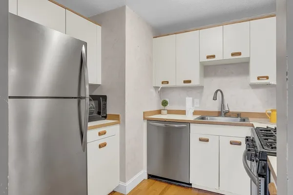 $2,500 | 65 Lantern Lane, Unit 8, Dracut, MA 01826