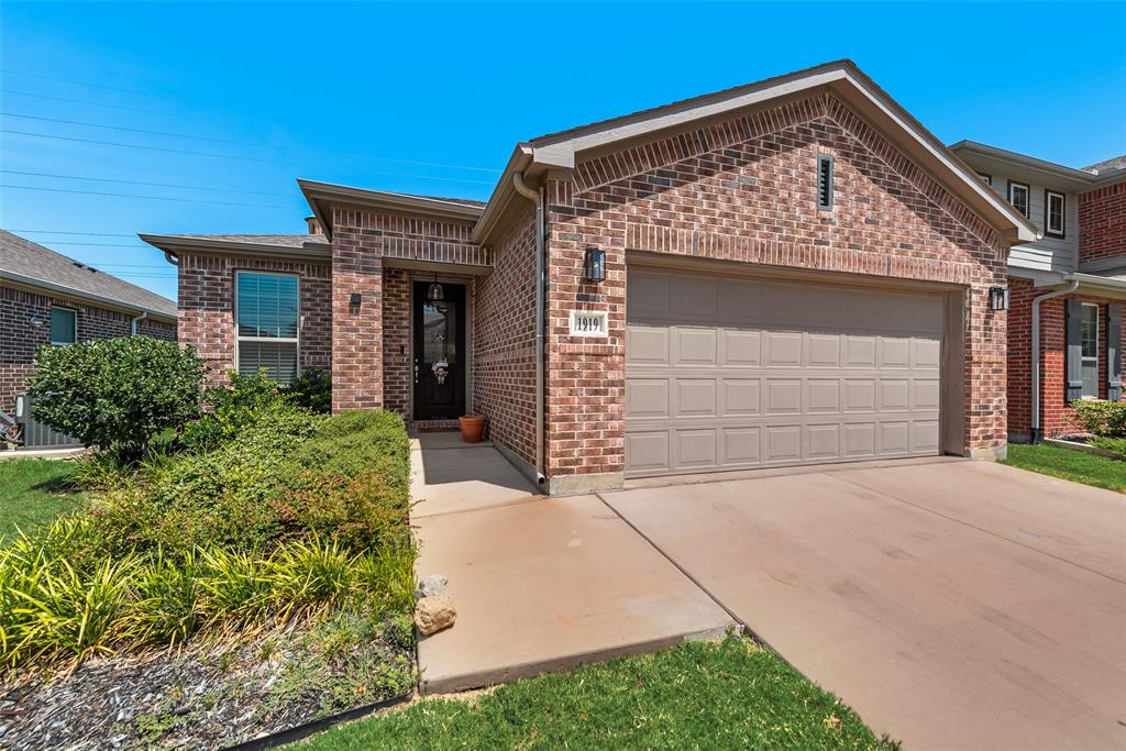 1919 Livingston Road Irving, TX 75062 - Photo 2 of 22 Gallery Image 2