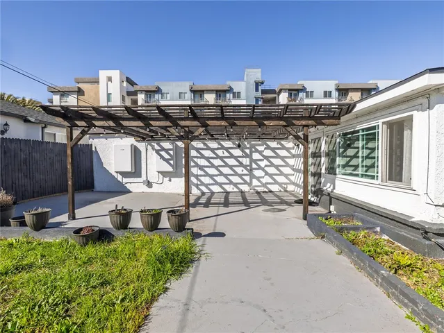 a view of a house with backyard