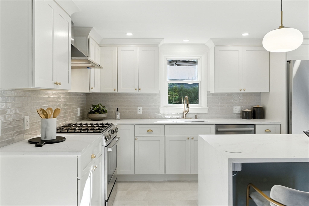 243 Hunting Road Needham, MA 02494 - Photo 9 of 38