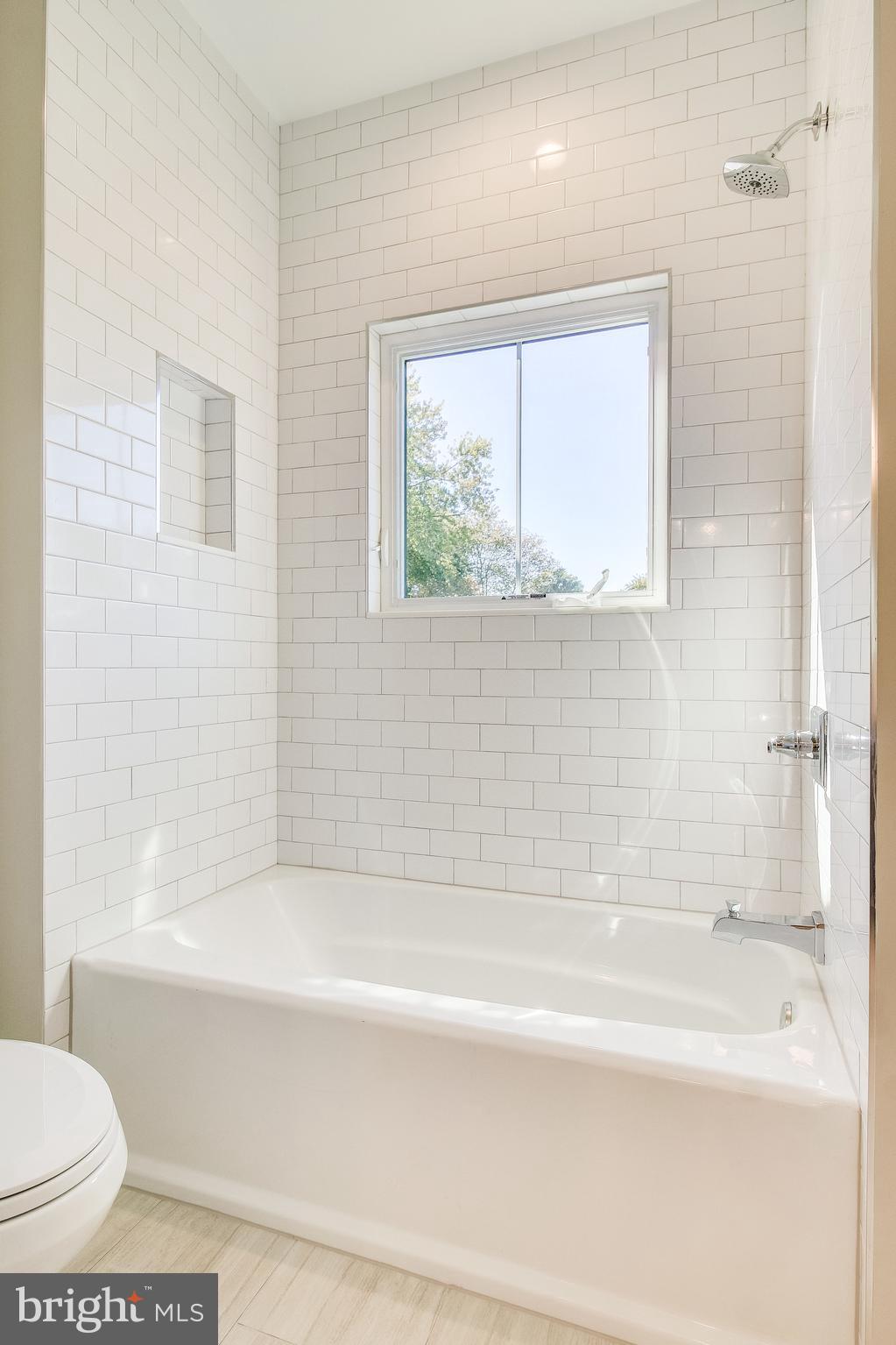 1609 Shenandoah Road Alexandria, VA 22308 - Photo 60 of 102 Jack n Jill bathroom/shower-tub combo