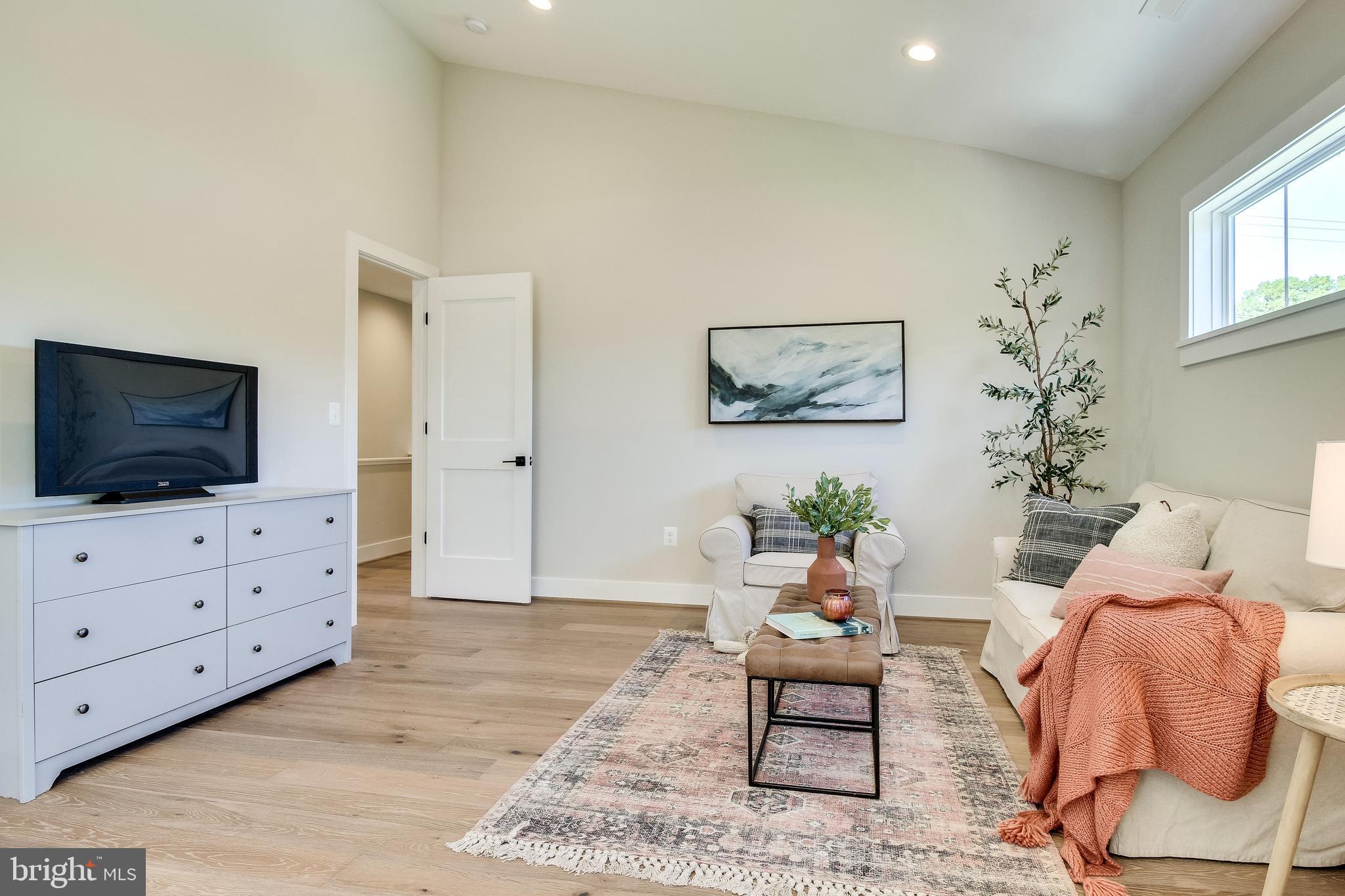 1609 Shenandoah Road Alexandria, VA 22308 - Photo 73 of 102 Sitting area/master suite