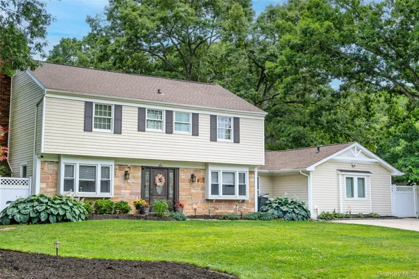 $899,000 | 6 Stratton Lane, Stony Brook, NY 11790