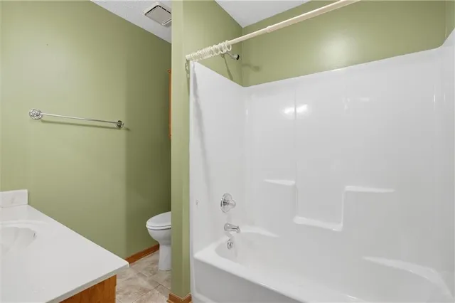 $289,900 | 100 Lakeland Drive, Smithville, MO 64089