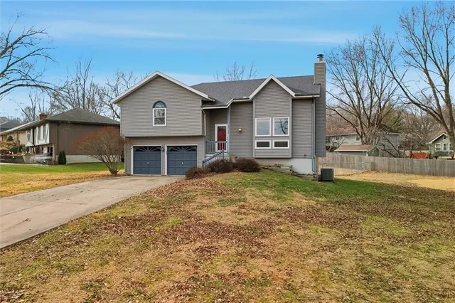 $289,900 | 100 Lakeland Drive, Smithville, MO 64089