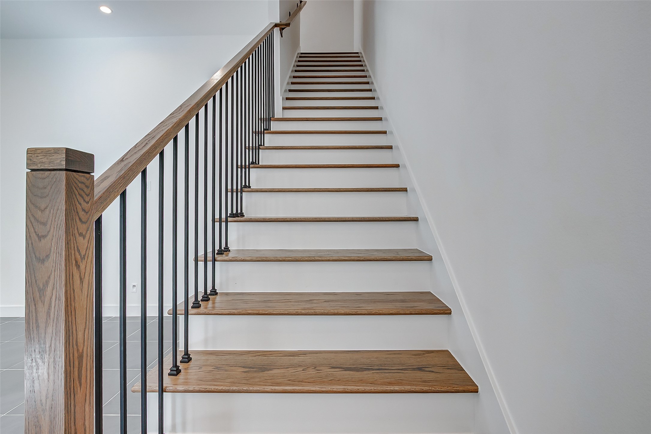 8926 Spring Knoll Forest Drive Houston, TX 77080 - Photo 10 of 22 a view of entryway