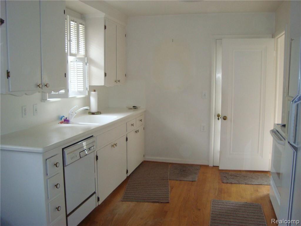 1907 Dorothea Road Berkley, MI 48072 - Photo 6 of 32 Kitchen