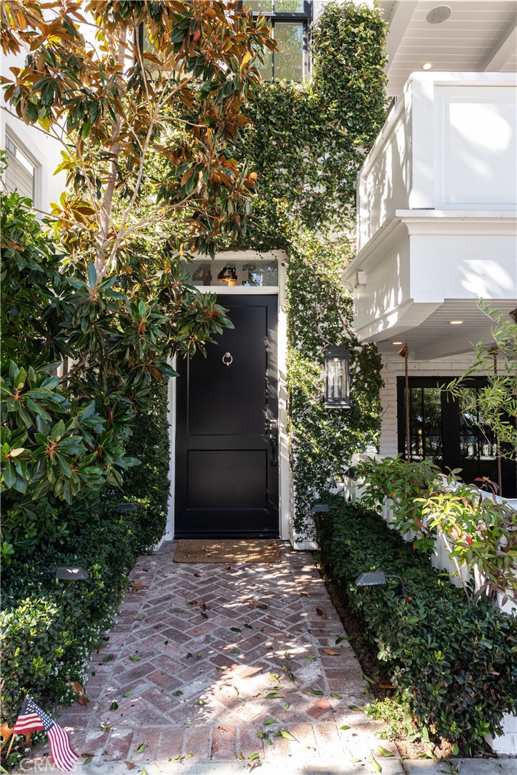 441 3rd Street Manhattan Beach, CA 90266 - Photo 28 of 30 a view of a house with a yard