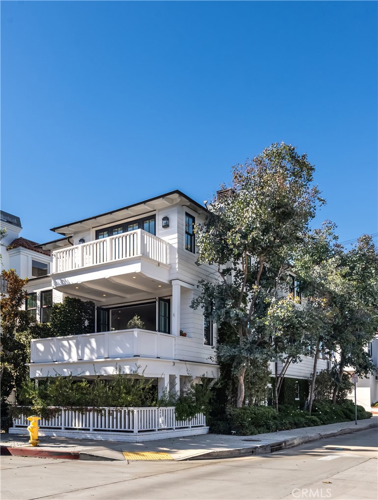 441 3rd Street Manhattan Beach, CA 90266 - Photo 29 of 30 a view of a building with a street