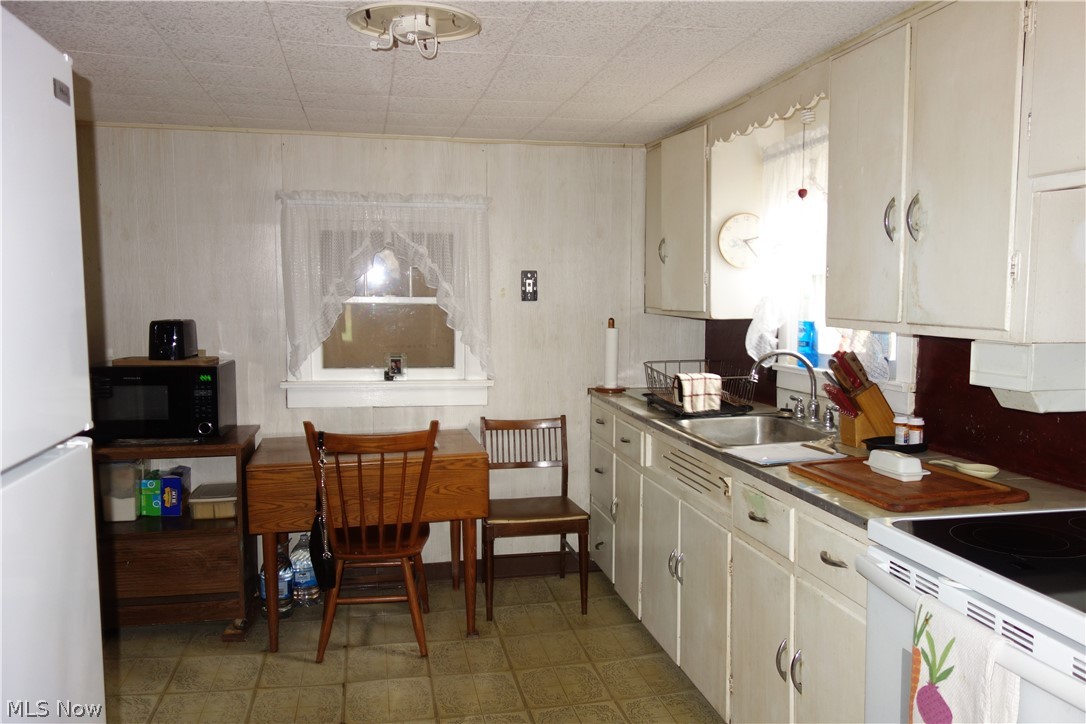 4279 Johnson Road Barberton, OH 44203 - Photo 21 of 35 White House