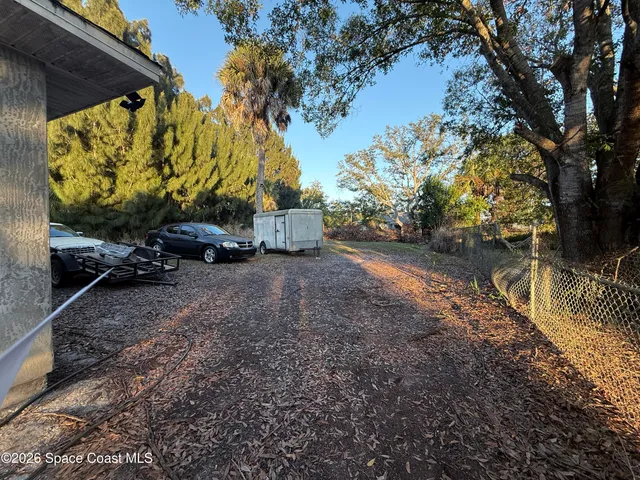 a view of a yard with plants