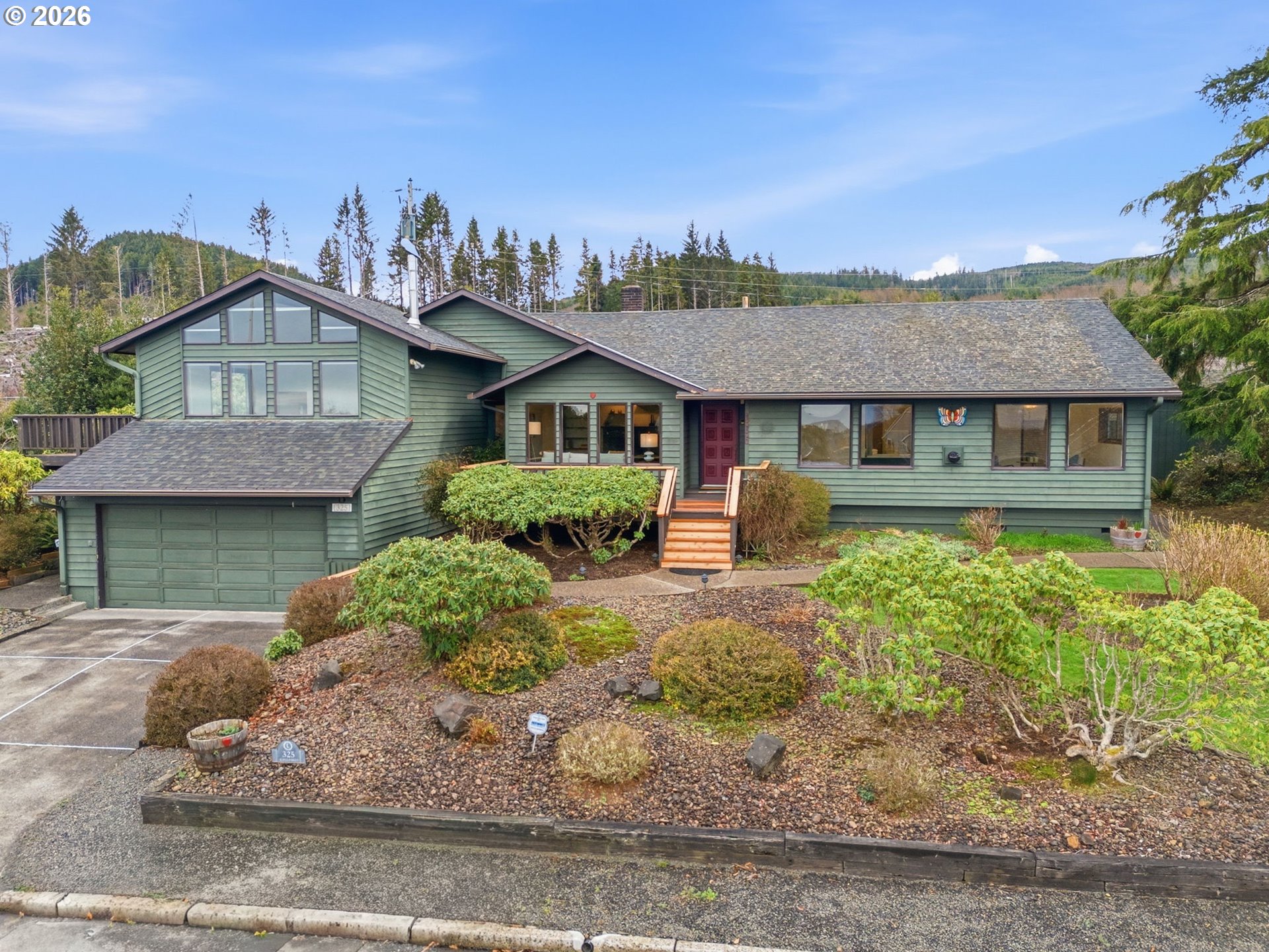 325 Alpine Street Seaside, OR 97138 - Photo 2 of 43 Front Yard