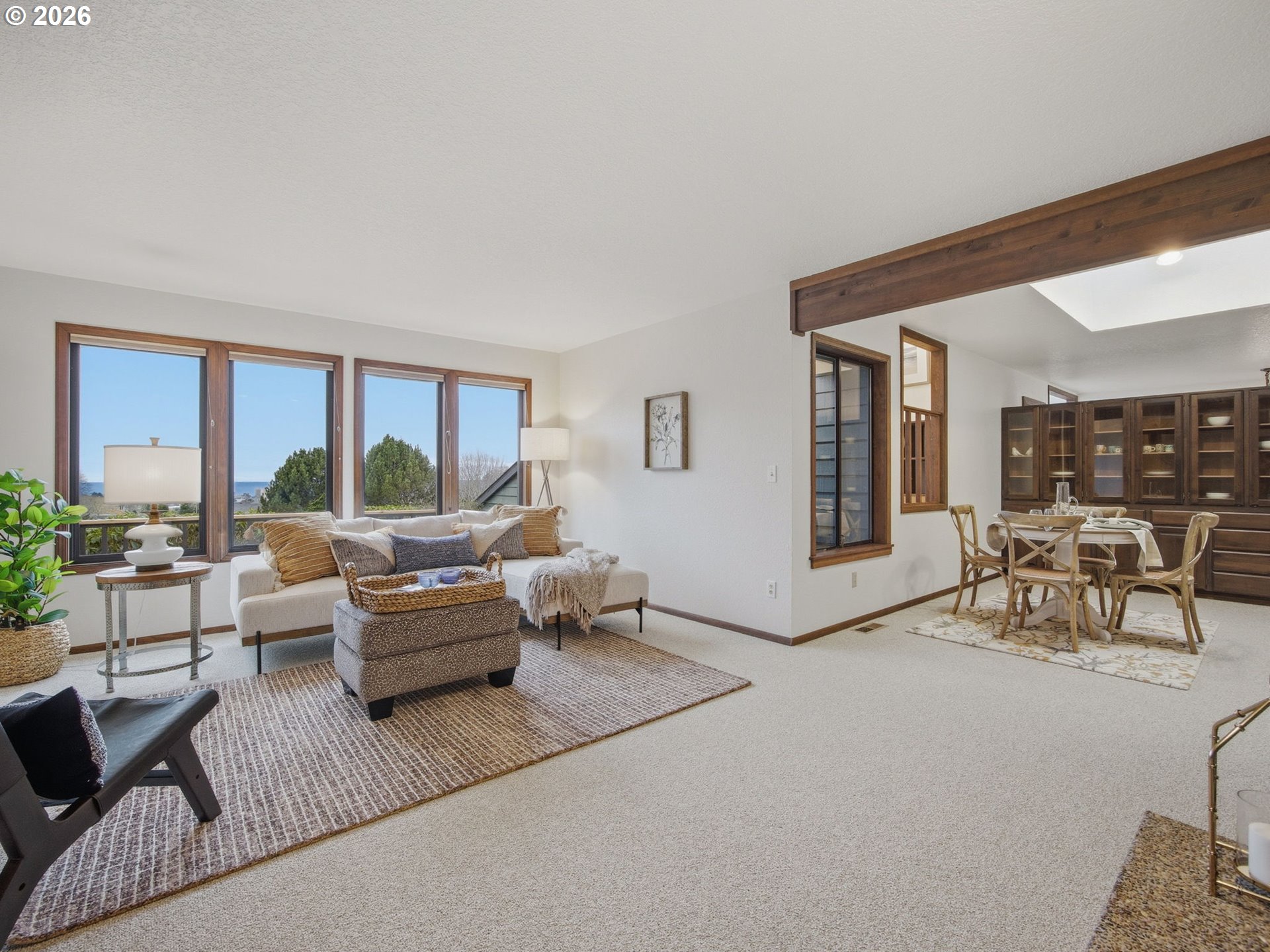 325 Alpine Street Seaside, OR 97138 - Photo 6 of 43 Living Room/Entrance
