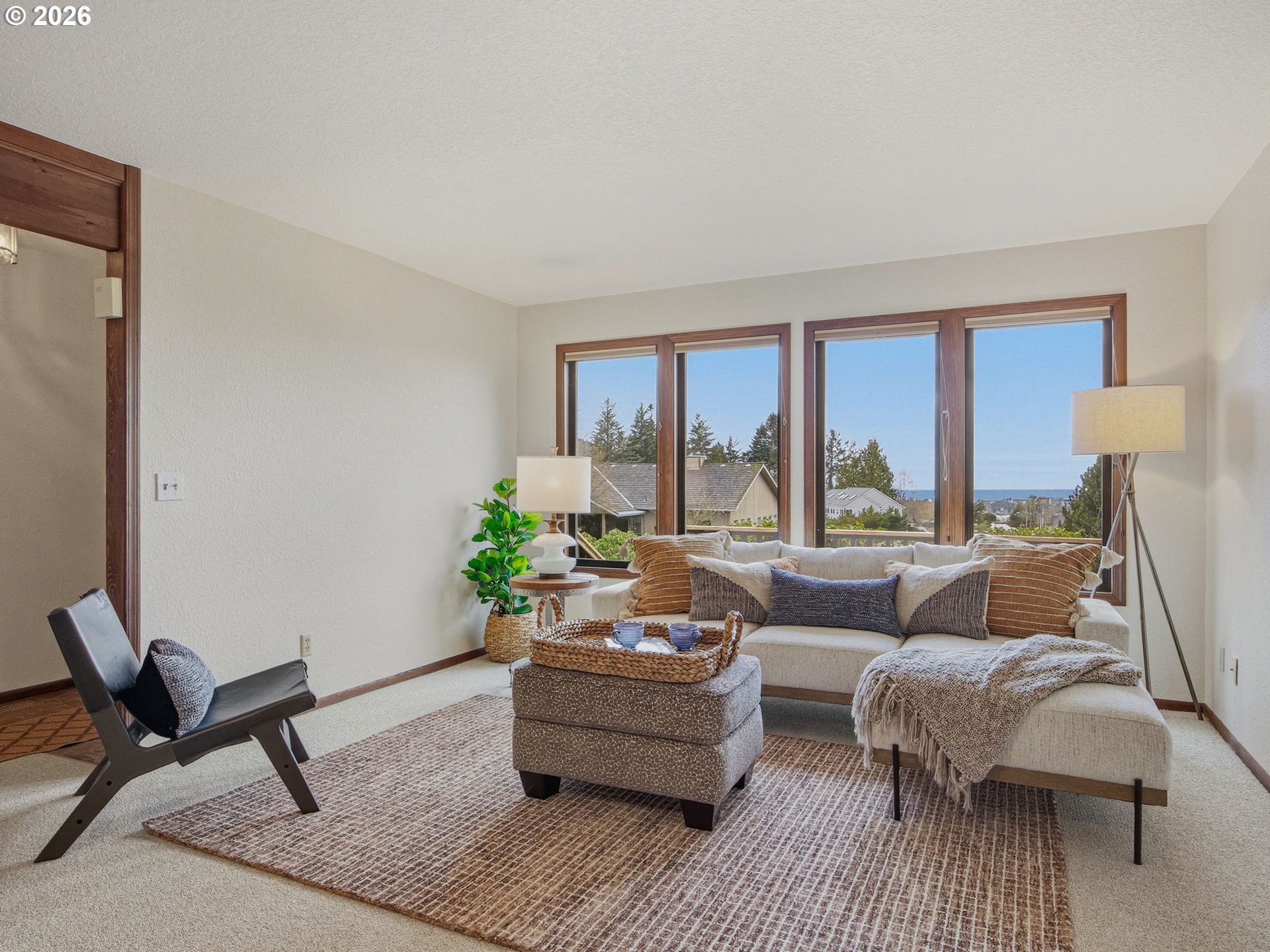 325 Alpine Street Seaside, OR 97138 - Photo 7 of 43 Living Room